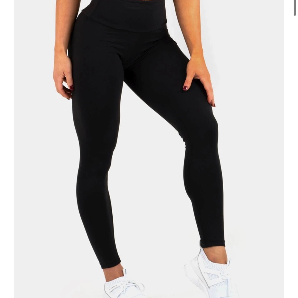 Staples Scrunch Bum Leggings NEW